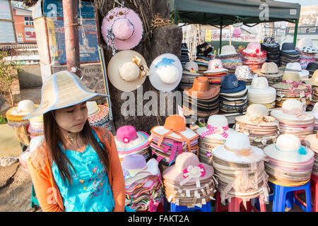 Golden,rock,Myanmar,Birmania,l'oro,Kyaitiyo,,Buddista cappelli in vendita da questo cappello che indossa il fornitore a stallo Kyaitiyo,giorno di mercato. Foto Stock