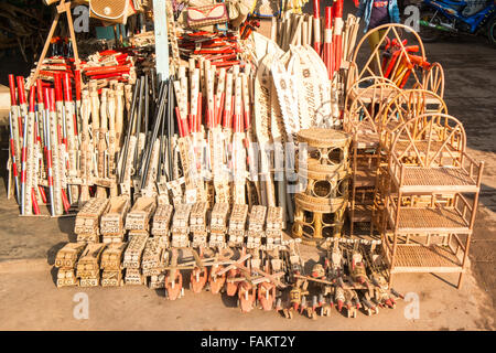 Golden,rock,Myanmar,Birmania,l'oro,Kyaitiyo,Buddista giocattolo.USA serbatoio militare,elicotteri,autobus fatto da bambù Kyaitiyo stallo del mercato. Foto Stock