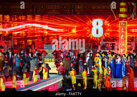 Pechino, Cina. 31 Dic, 2015. Persone con conteggio alla rovescia durante un carnevale di conto alla rovescia per il nuovo anno di 2016 presso l'Imperial Tempio Ancestrale di Pechino, capitale della Cina, Dic 31, 2015. Credito: Zhao Bing/Xinhua/Alamy Live News Foto Stock