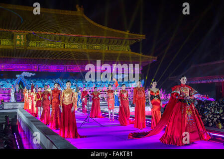 Pechino, Cina. 31 Dic, 2015. Attori eseguire durante un carnevale di conto alla rovescia per il nuovo anno di 2016 presso l'Imperial Tempio Ancestrale di Pechino, capitale della Cina, Dic 31, 2015. Credito: Li Jianbo/Xinhua/Alamy Live News Foto Stock