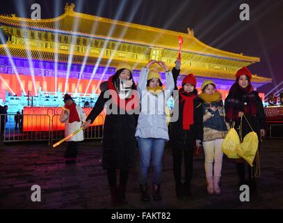 Pechino, Cina. 31 Dic, 2015. Persone posano per una foto durante un carnevale di conto alla rovescia per il nuovo anno di 2016 presso l'Imperial Tempio Ancestrale di Pechino, capitale della Cina, Dic 31, 2015. Credito: Zhang Chenlin/Xinhua/Alamy Live News Foto Stock