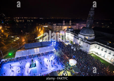 Vista aerea del paese delle meraviglie invernali in a Natale a Cardiff, nel Galles del Sud. Foto Stock