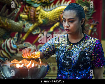 Bangkok, Bangkok, Thailandia. 1a gen, 2016. Persone che pregano in Wat Hua Lamphong di Bangkok il giorno di Capodanno. Thais di solito andare ai templi e riti religiosi a meditare e a rendere merito a Capodanno. Credit: Jack Kurtz/ZUMA filo/Alamy Live News Foto Stock