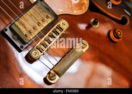 Si tratta di una parte del corpo di un marrone chitarra elettrica che di legno e metallo. Ci sono 6-imbracare il componente di fissaggio con il ba Foto Stock