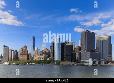 Si tratta di una vista di Manhattan, New York City durante la giornata soleggiata con un cielo blu e Riverside. Ci sono molti importante costruire un Foto Stock