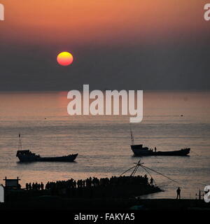 Shanghai, Cina. 1a gen, 2016. La prima alba del 2016 appare come il primo giorno del nuovo anno albe in un villaggio di pescatori che si trova a Shanghai in Cina orientale, il 1 gennaio 2016. Credito: Zhuang Yi/Xinhua/Alamy Live News Foto Stock