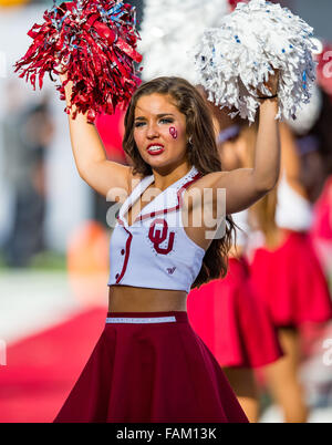 Miami, Florida, Stati Uniti d'America. 31 Dic, 2015. Un Oklahoma cheerleader durante il Capital One Orange Bowl College Football Playoff gioco tra Oklahoma e Clemson giovedì 31 dicembre, 2015 a Sun Life Stadium, in giardini di Miami, FL. Credito: Giacobbe Kupferman/Cal Sport Media/Alamy Live News Foto Stock