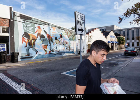 Gainesville Florida,Downtown,SW 1st Street,muro murale,arte artwork,ispanico Latino etnia immigranti minoritari, adulti uomini uomini maschi Foto Stock