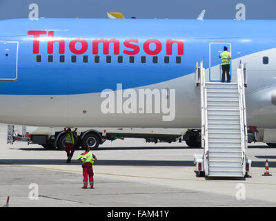 La figura mostra un Thomson (TUI) piano vacanze nel luglio 2015 all'Aeroporto di Rodi, Grecia. Foto Stock