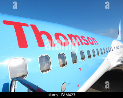 La figura mostra un Thomson (TUI) piano vacanze nel luglio 2015 all'Aeroporto di Rodi, Grecia. Foto Stock