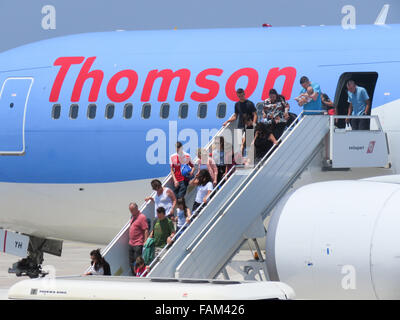 La figura mostra un Thomson (TUI) piano vacanze nel luglio 2015 all'Aeroporto di Rodi, Grecia. Foto Stock