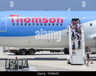 La figura mostra un Thomson (TUI) piano vacanze nel luglio 2015 all'Aeroporto di Rodi, Grecia. Foto Stock