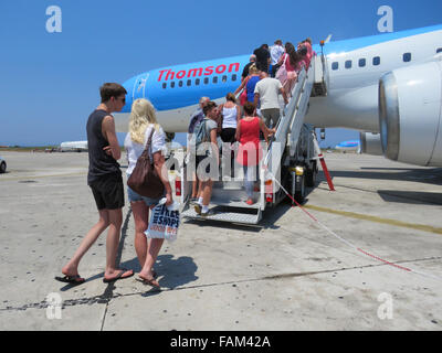 La figura mostra un Thomson (TUI) piano vacanze nel luglio 2015 all'Aeroporto di Rodi, Grecia. Foto Stock