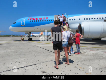 La figura mostra un Thomson (TUI) piano vacanze nel luglio 2015 all'Aeroporto di Rodi, Grecia. Foto Stock