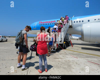 La figura mostra un Thomson (TUI) piano vacanze nel luglio 2015 all'Aeroporto di Rodi, Grecia. Foto Stock