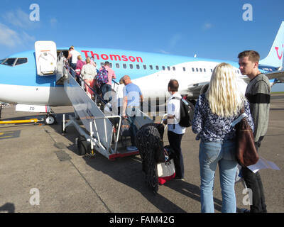 La figura mostra un Thomson (TUI) piano vacanze nel luglio 2015 all'Aeroporto di Rodi, Grecia. Foto Stock