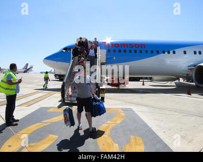 La figura mostra un Thomson (TUI) piano vacanze nel luglio 2015 all'Aeroporto di Rodi, Grecia. Foto Stock