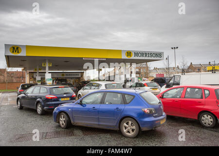 Le code a Morrisons in Cambourne,Cambs,venerdì Dec xi come benzina è stato venduto a meno di £1. Foto Stock