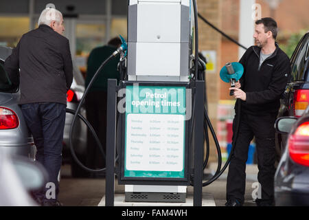 Le code a Morrisons in Cambourne,Cambs,venerdì Dec xi come benzina è stato venduto a meno di £1. Foto Stock