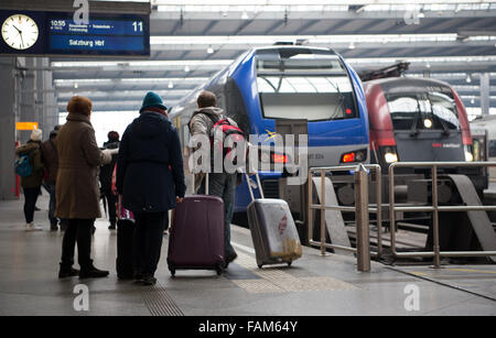Monaco di Baviera, Germania. 01 gen 2016. I viaggiatori in testa al loro treno su una piattaforma della stazione ferroviaria centrale di Monaco di Baviera, Germania, 01 gennaio 2015. Il terrore del livello di allerta nel sud della città tedesca di Monaco di Baviera rimane alta, hanno detto le autorità venerdì dopo una notte durante la quale le due stazioni ferroviarie hanno dovuto essere parzializzato in mezzo nuovo anno di festeggiamenti a causa di preoccupazioni per un attacco. Due città stazioni ferroviarie - tra cui la propria centrale di uno - sono state chiuse nelle ultime ore del 2015 dopo che la polizia, agendo su un intelligence straniera punta, ha emesso un avviso di terrorismo. Credito: dpa picture alliance/Alamy Live News Foto Stock
