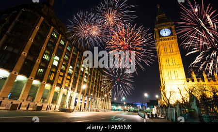 2015, fuochi d'artificio sul Big Ben a mezzanotte di Capodanno Foto Stock