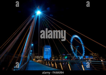 Londra, Regno Unito. 31 Dic, 2015. Il London Eye, Hungerford Bridge e il guscio edificio blu illuminato per la Vigilia di Capodanno, Londra a sostegno dell'Unicef Nuovo Anno di risoluzione per i bambini. Credito: Oliver Dixon/Alamy Live News Foto Stock