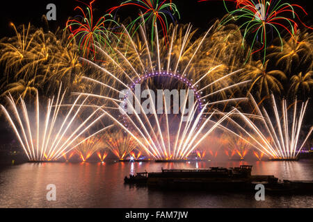 Londra, Regno Unito. 31 Dic, 2015. London accoglie con favore il nuovo anno 2016 con spettacolari fuochi d'artificio sulle rive del fiume Tamigi, guardato da decine di migliaia di persone sulla Victoria Embankment e un pubblico televisivo di milioni di persone. Credito: Paolo Davey/Alamy Live News Foto Stock