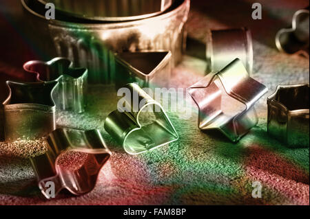 Frese torta decorazione stampi, vista dall'alto. Rosso a forma di cuore  cookie cutter stampi per biscotti e copia di spazio. Felice il giorno di San  Valentino Foto stock - Alamy