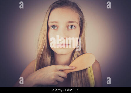 Ragazza bionda pettinare i capelli, grano, effetto vintage, Old fashion Foto Stock