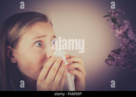 Ragazza soffia il naso con il fazzoletto e fiori di ciliegio, grano, effetto vintage, Old fashion Foto Stock