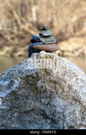 Cairn sulla grande pietra , Alta Baviera, Germania, Europa. Foto Stock