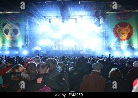 Edimburgo, Scozia. Il 31 dicembre 2015. Migliaia di persone cram nell'arena durante Biffy Clyro's headline prestazioni a Edimburgo di Hogmanay concerto nei giardini. Brian Wilson/Alamy Live News. Foto Stock