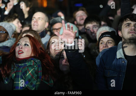 Edimburgo, Scozia. Il 31 dicembre 2015. Sebbene migliaia di persone sono stipati in arena durante Biffy Clyro's headline prestazioni a Edimburgo di Hogmanay concerto nei giardini, una ragazza nella parte anteriore raggiunge, cercando di toccare cantante Simon Neil. Brian Wilson/Alamy Live News. Foto Stock