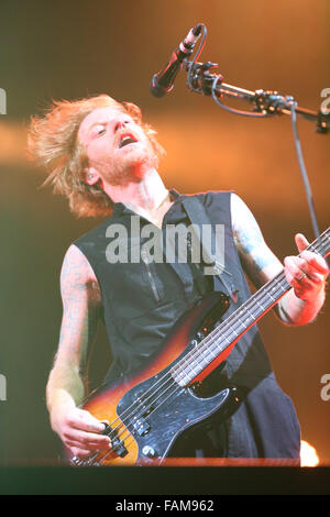 Edimburgo, Scozia. Il 31 dicembre 2015. James Johnston, bassista e cantante di Scottish Prog Rock trio Biffy Clyro mette energia nel suo canto durante la band di headline prestazioni a Edimburgo di Hogmanay concerto nei giardini. Brian Wilson/Alamy Live News. Foto Stock