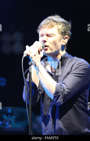 Edimburgo, Scozia. Il 31 dicembre 2015. Roddy Woomble, cantante di Scottish Indie Band, Edoardo Vianello, dà una solida performance come gruppo headline a Edimburgo di Hogmanay concerto nei giardini. Brian Wilson/Alamy Live News. Foto Stock