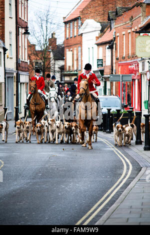 Newark-On-Trent, Regno Unito. 01 gennaio, 2015. Una grande folla si è rivelata il giorno di capodanno mattina per il Sud annuale Notts hunt riunione. Essi si sono radunati in Newarks piazza del mercato prima di partire per il Nottinghamshire campagna. Un manifestante solitario con targhetta frequentato "Laurence Goff" ha messo in scena una protesta pacifica . Credito: Ian Francesco/Alamy Live News Foto Stock