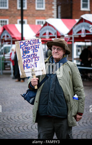 Newark-On-Trent, Regno Unito. 01 gennaio, 2015. Una grande folla si è rivelata il giorno di nuovi anni mattina per il Sud annuale Notts hunt riunione. Essi si sono radunati in Newarks piazza del mercato prima di partire per il Nottinghamshire campagna. Un manifestante solitario con targhetta frequentato "Laurence Goff" ha messo in scena una protesta pacifica . Credito: Ian Francesco/Alamy Live News Foto Stock