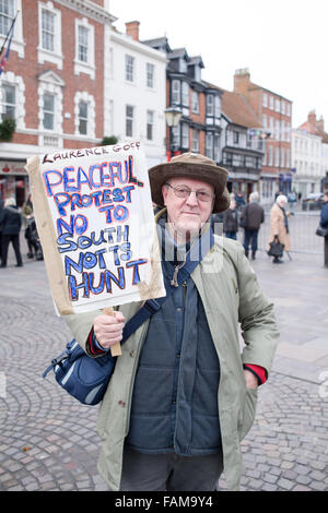 Newark-On-Trent, Regno Unito. 01 gennaio, 2015. Una grande folla si è rivelata il giorno di nuovi anni mattina per il Sud annuale Notts hunt riunione. Essi si sono radunati in Newarks piazza del mercato prima di partire per il Nottinghamshire campagna. Un manifestante solitario con targhetta frequentato "Laurence Goff" ha messo in scena una protesta pacifica . Credito: Ian Francesco/Alamy Live News Foto Stock