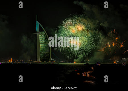 Nuovo anno 2015 fuochi d'artificio in Dubai EMIRATI ARABI UNITI Foto Stock