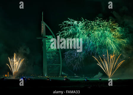 Nuovo anno 2015 fuochi d'artificio in Dubai EMIRATI ARABI UNITI Foto Stock