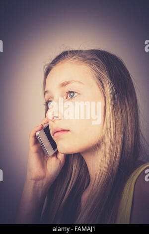 Ritratto ragazza adolescente ha telefonato indignantly, grano, effetto vintage, Old fashion Foto Stock