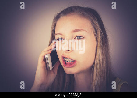 Ritratto ragazza adolescente ha telefonato indignantly, grano, effetto vintage, Old fashion Foto Stock