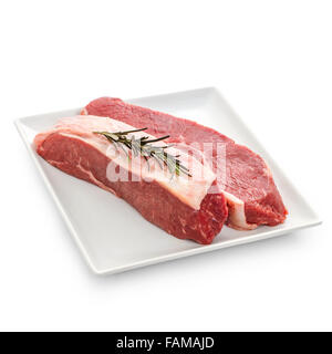 Fresh bistecche con il rametto di rosmarino isolati su piastra, vista dall'alto Foto Stock