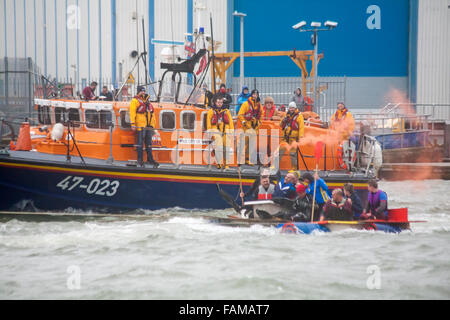 Poole, Dorset, Regno Unito. Il 1 di gennaio 2016. Centinaia di giro per guardare il giorno di nuovi anni Vasca da bagno gara. Una varietà di insolita craft per l'acqua di gara tra le fasi della casa doganale e le fasi di Lord Nelson e il Jolly Sailor, avendo divertimento gettare uova e farina, acqua di cottura di cannoni e il capovolgimento imbarcazioni concorrenti. Credito: Carolyn Jenkins/Alamy Live News Foto Stock