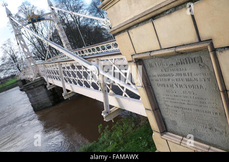 Hereford il pedone Ponte Victoria attraversa il fiume Wye e fu costruito per commemorare la Regina Vittoria per il giubileo nel 1897 Foto Stock