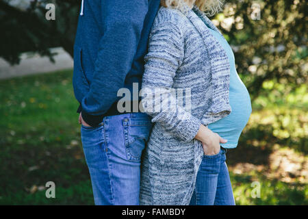 Felice coppia giovane in attesa di un bambino Foto Stock