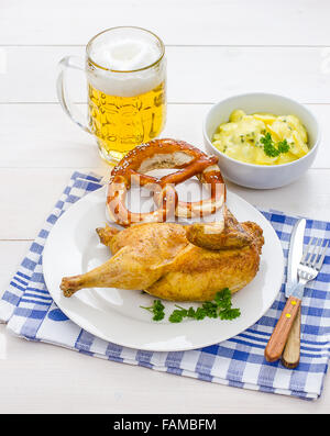 Mezzo pollo arrosto, birra, pretzel e insalata di patate, Oktoberfest cena Foto Stock