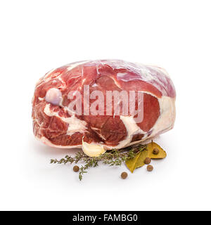 Fresca la gamba di agnello con osso, spezie, isolato su bianco, close up Foto Stock