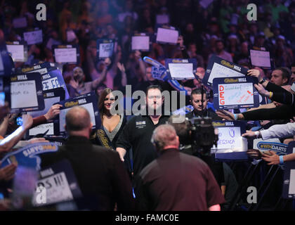 Alexandra Palace di Londra, Regno Unito. 01 gen 2016. William Hill PDC Mondiale Campionato di freccette. Alan Norris rende la passeggiata per entrare nella fase © Azione Sport Plus/Alamy Live News Foto Stock