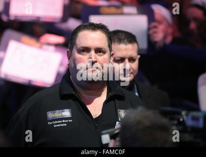 Alexandra Palace di Londra, Regno Unito. 01 gen 2016. William Hill PDC Mondiale Campionato di freccette. Alan Norris rende la passeggiata per entrare nella fase © Azione Sport Plus/Alamy Live News Foto Stock